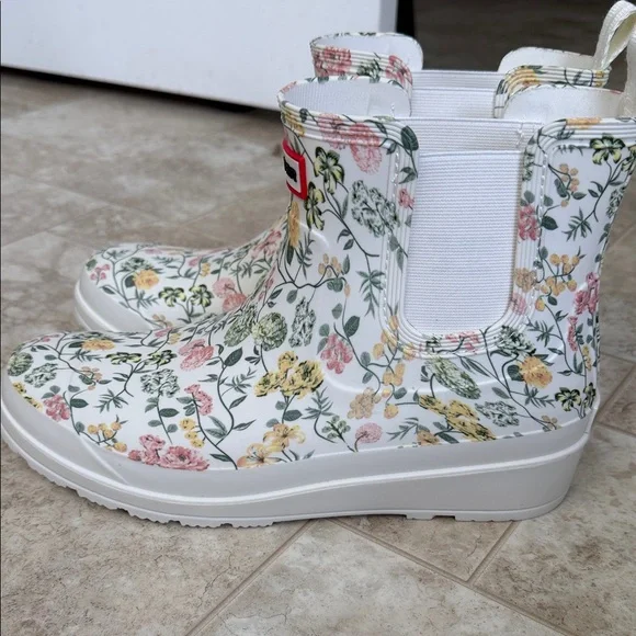 Hunter White Floral Patterned Boots - Picture 4 of 9